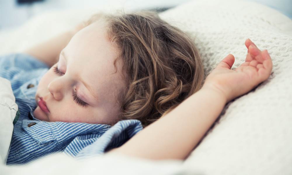 Dit barns søvn ændrer sig hele tiden, så selvom natten lige nu er afbrudt,skal det nok blive bedre. Søvn