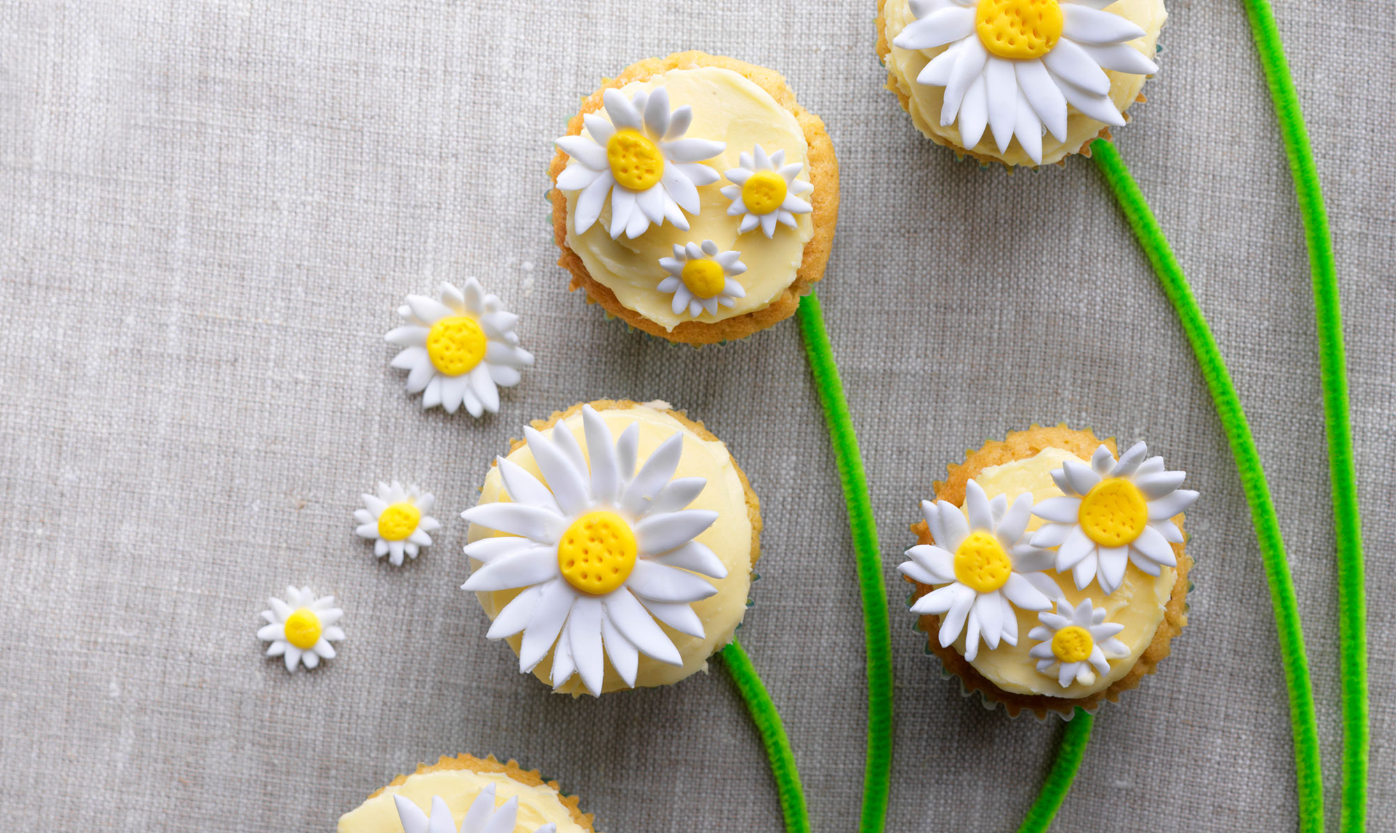Fineste cupcakes med blomster på toppen - her har vi bagt daisycupcakes i anledning af Dronningens fødselsdag ✿ Daisycupcakes: Fineste cupcakes med margueritter