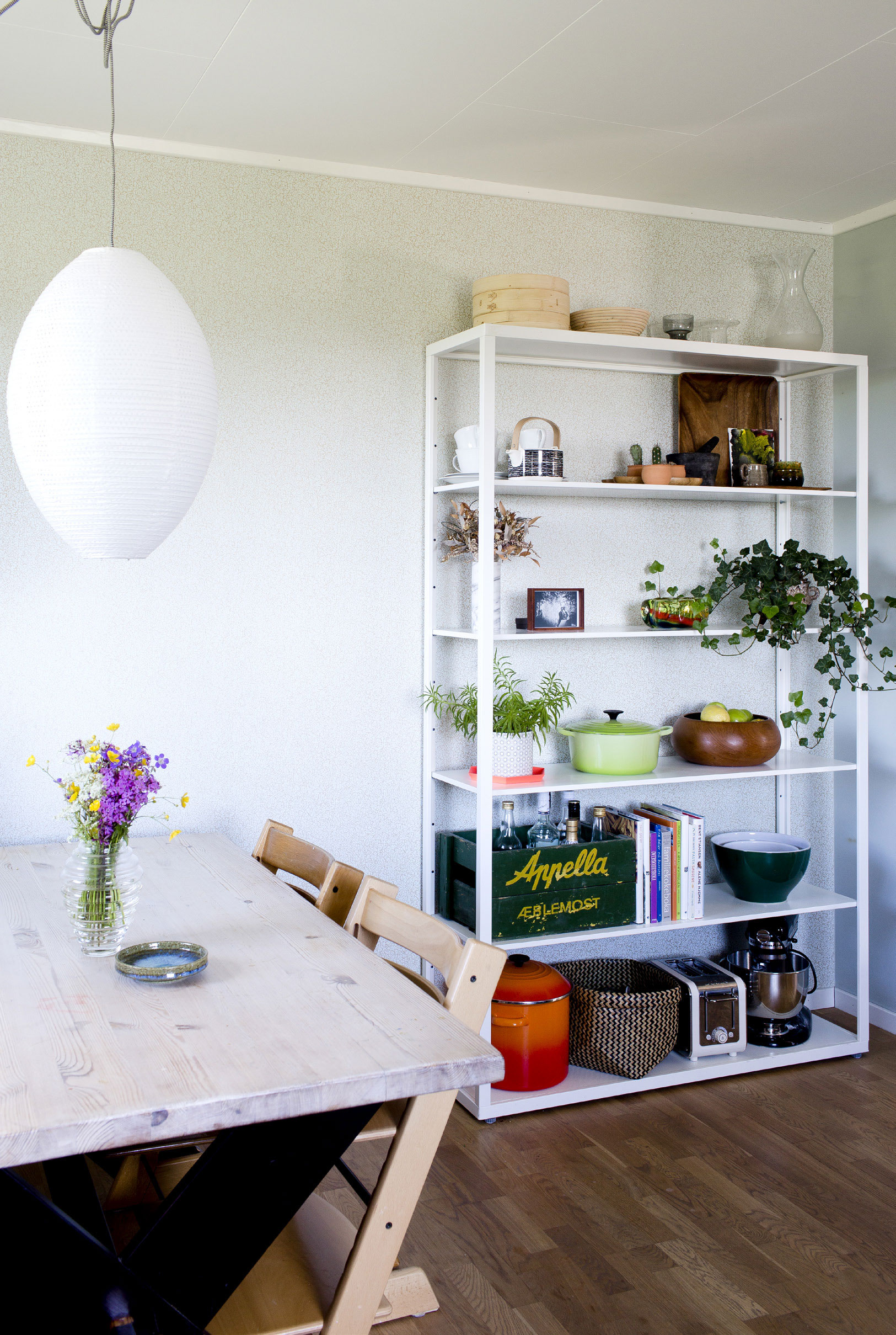 Reolen i køkkenet er fra Ikea, og her opbevarer Kristine ting, som både ser fine ud, og som kan bruges.