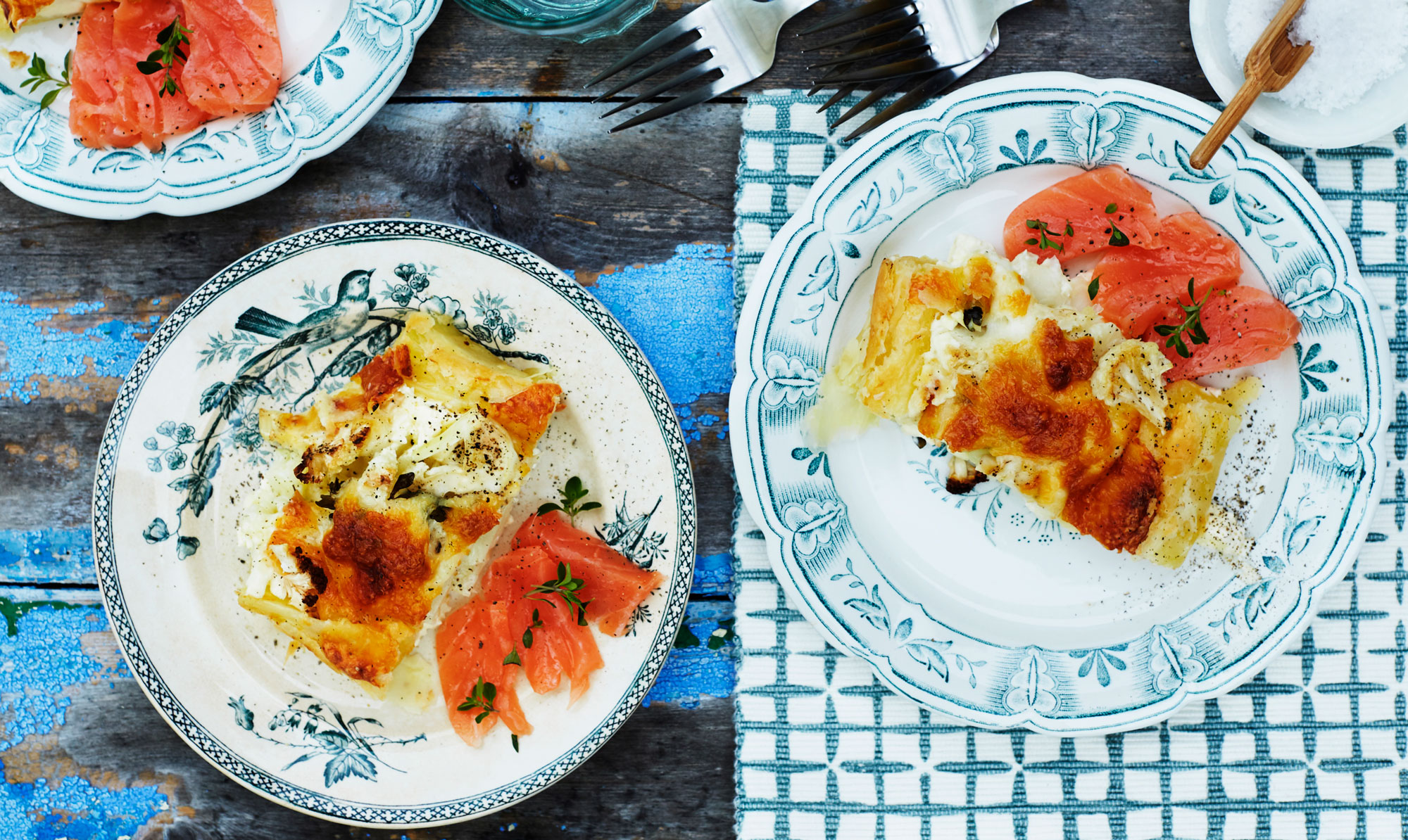 Den nemme og lækre blomkålstærte serveres med en skive røget laks og er super som forret eller let frokost. Nem blomkålstærte