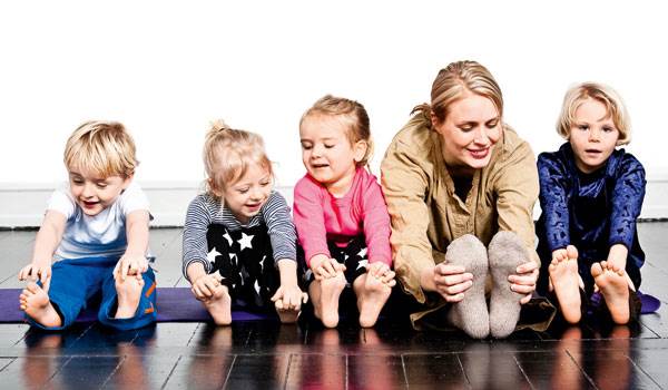 Det giver dit barn glæde at dyrke yoga. Motion