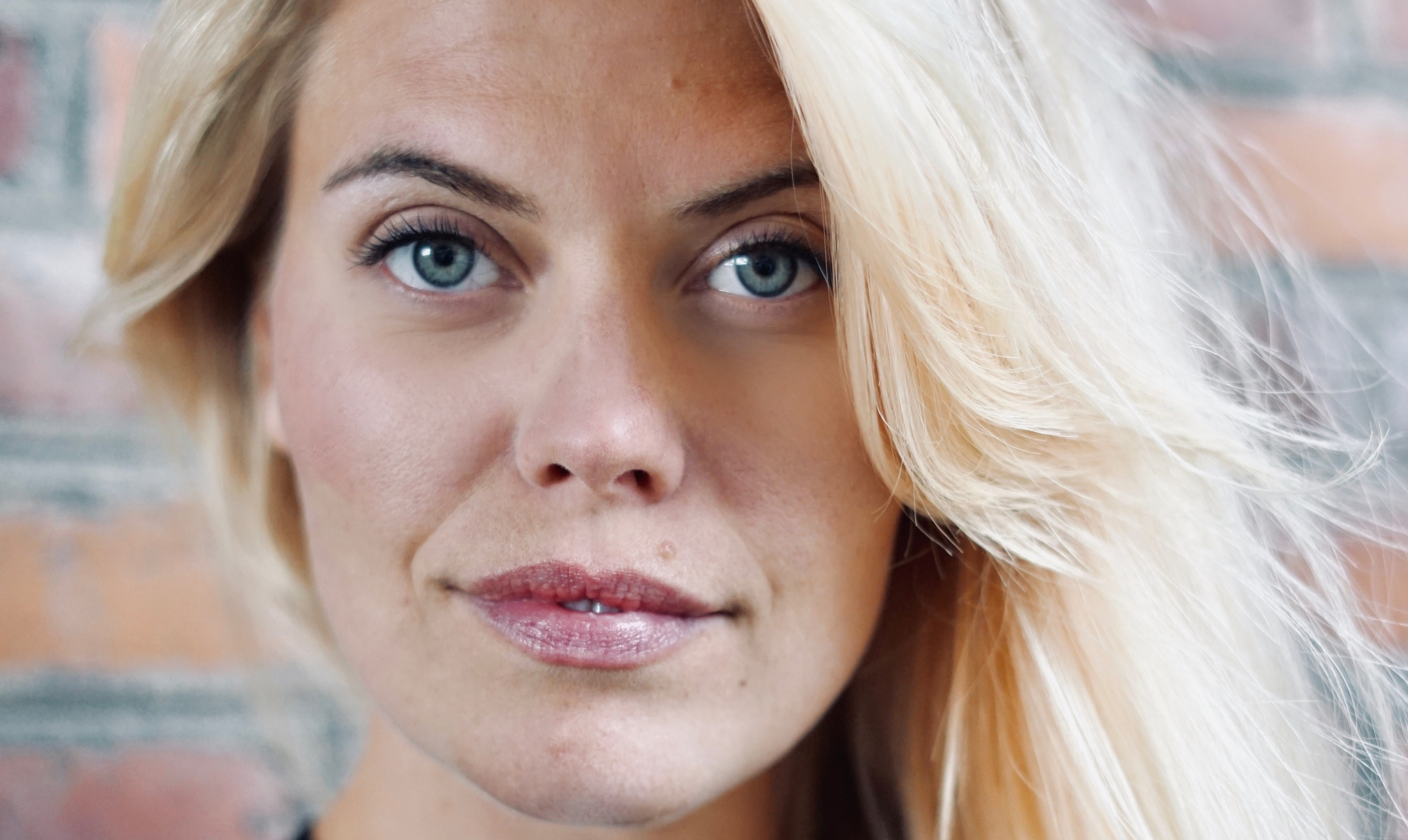 Anna Stokholm er 32 år og skuespiller og yogalærer. Kæreste med skuespiller Simon Stenspil. Aktuel i tredje sæson af ”Sygeplejeskolen” på TV 2 Charlie og TV 2 Play, hvor hun spiller Lis Sommer. Anna Stokholm
