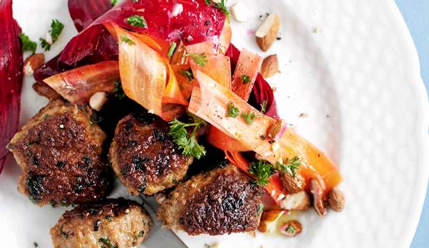 Lammefrikadeller med harissa og sprød salat Opskrift på lammefrikadeller med harissa og sprød salat