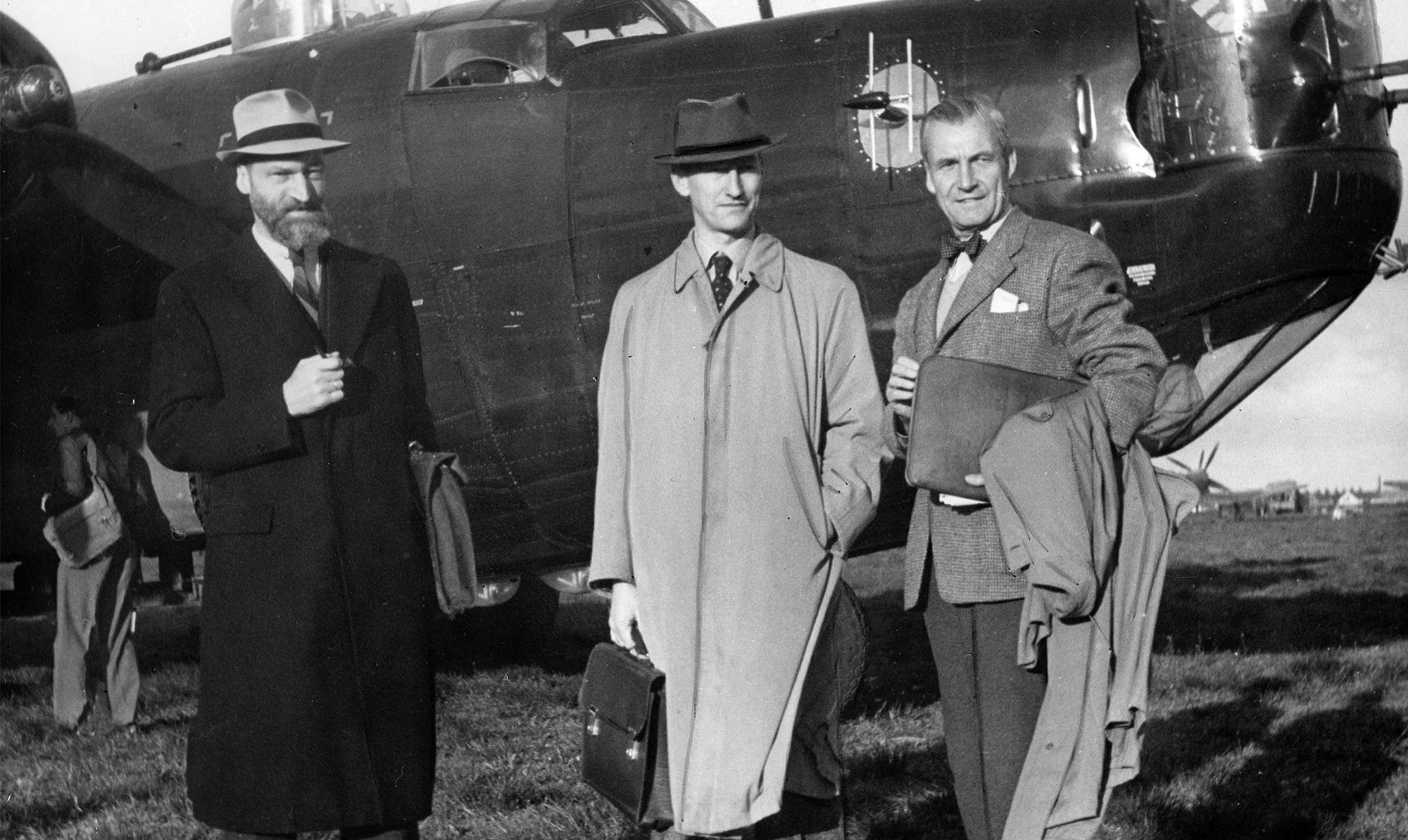 De tre danske repræsentanter ved underskrivelsen af FN's charter den 26. juni 1945 på San Francisco-mødet: Hartvig Frisch, Erik Husfeldt og Henrik Kauffmann. Uden Mandat
