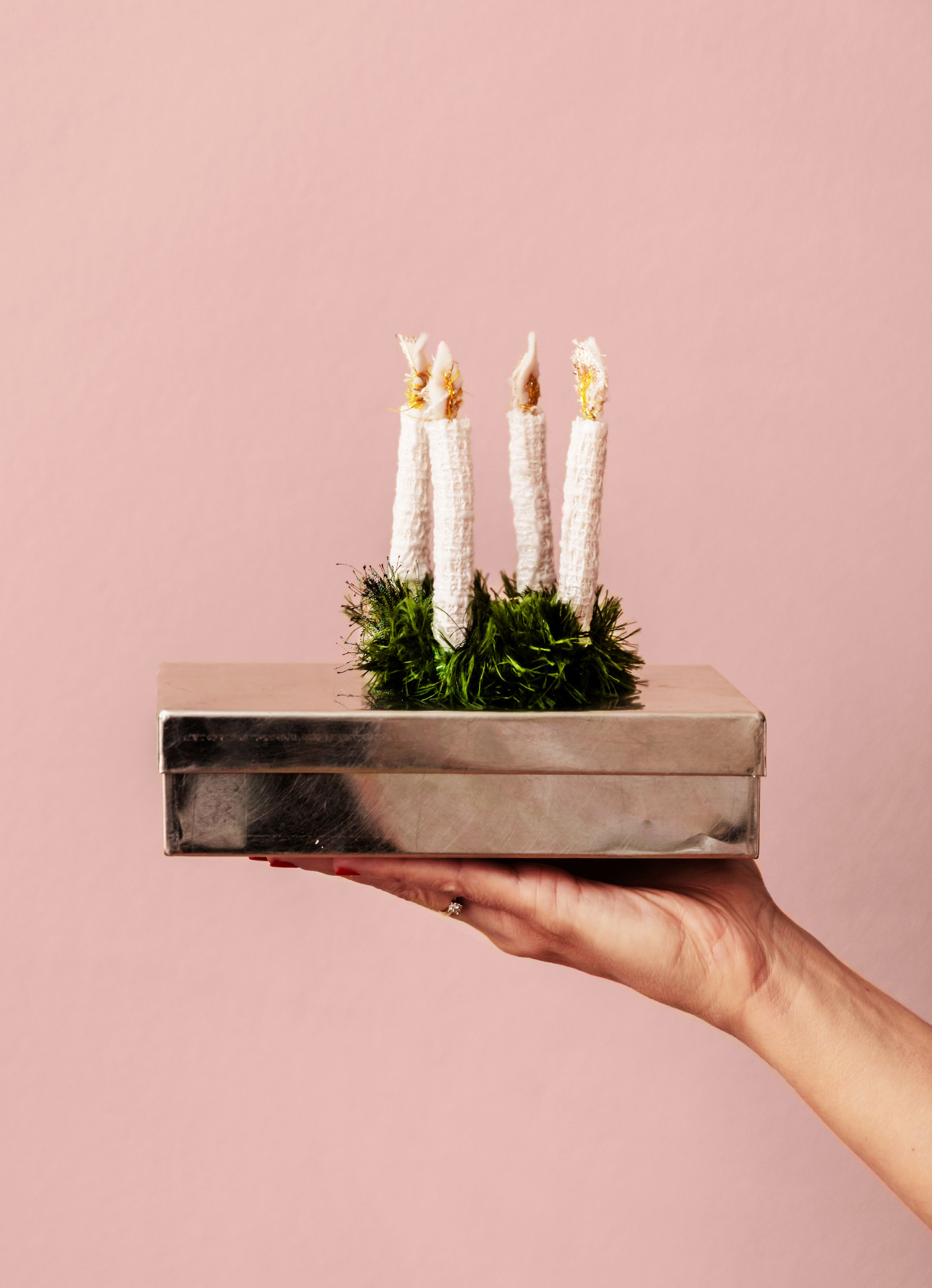 Anne elsker sjov og anderledes julepynt som adventskransen her med syede lys og kunstgræs fra @Instabydomi.