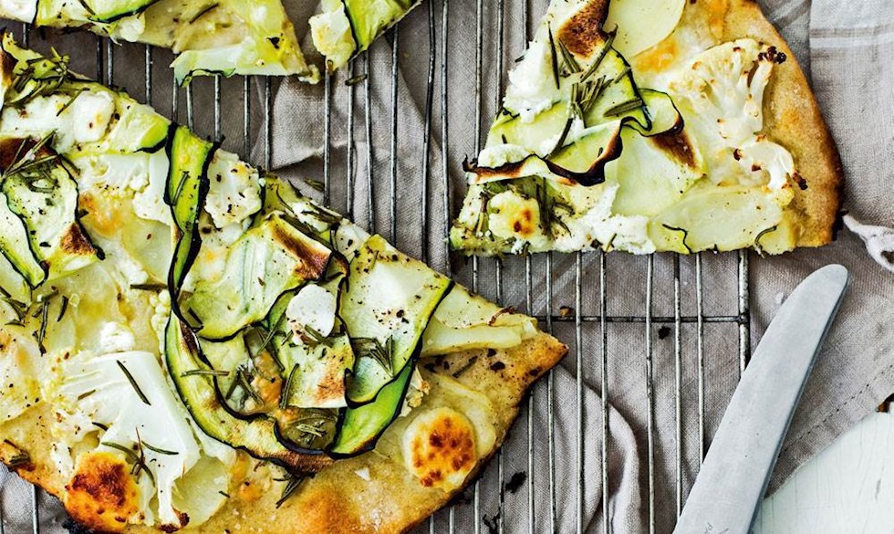 Skøn grillet pizza med gedeost, blomkål og squash... Grillet pizza med gedeost