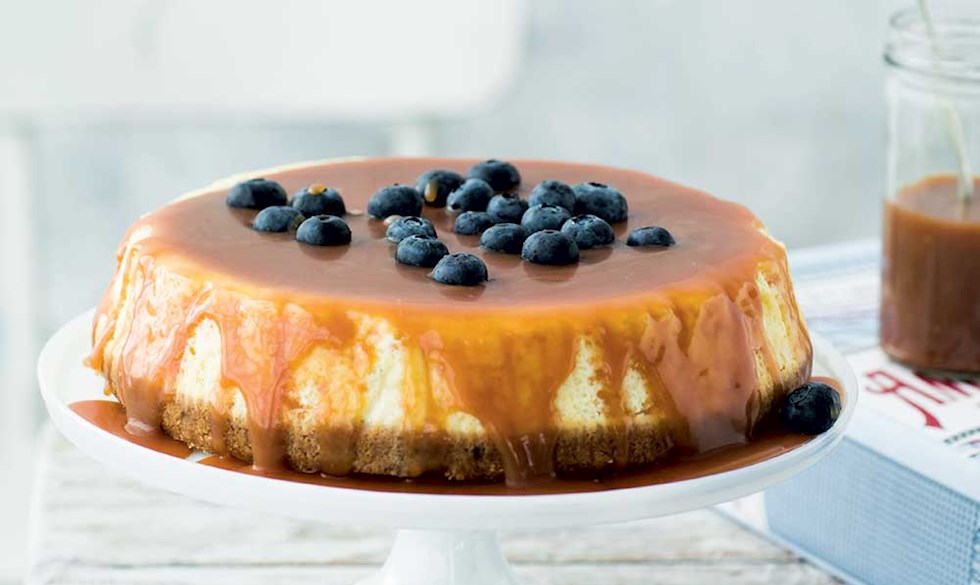 Skøn cheesecake med forførende saltet karamelsauce på toppen. Cheesecake med salt karamel