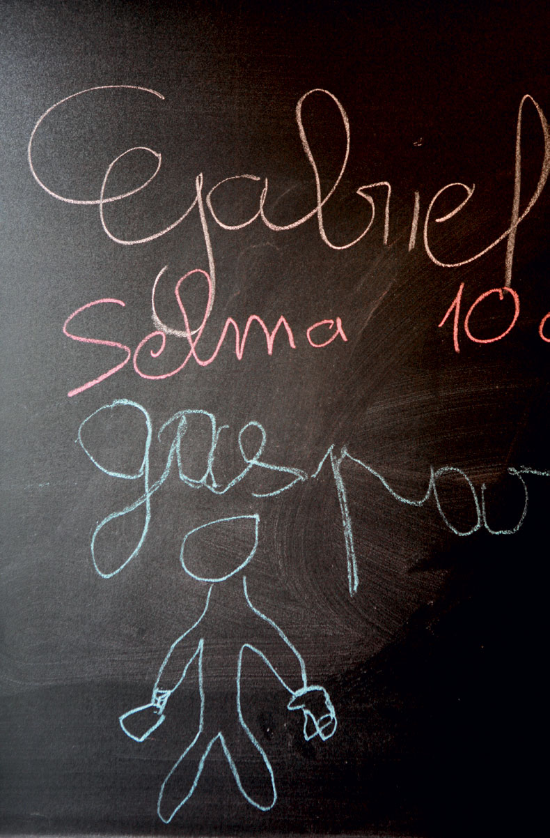 Børnenes autografer på en tavle.