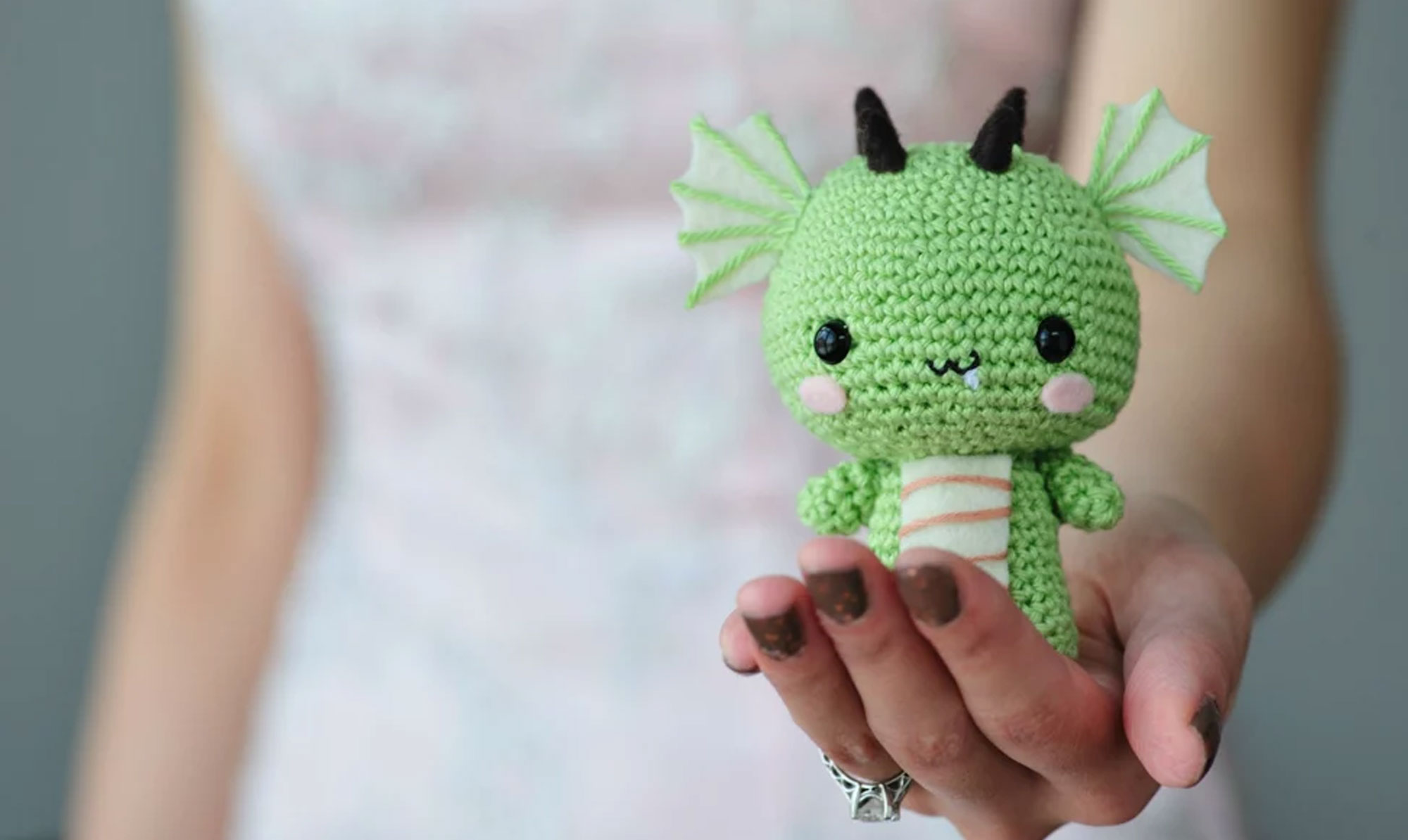 For at fejre "Dragens år" har Stephanie og hendes mand lavet denne bedårende amigurumidrage. Hækleopskrift kinesisk lykkedrage