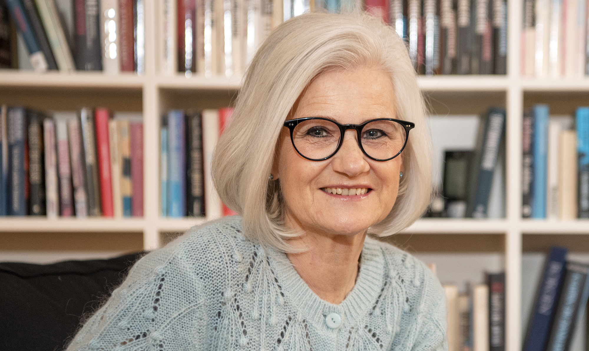"Som et lille barn tror man jo, at det er noget, man selv er skyld i. At man har gjort noget, som gjorde hende ked af det," fortæller DRs politiske korrespondent Christine Cordsen om at vokse op med en mor, der var psykisk syg. Christine Cordsen