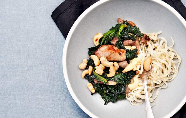 Wok med grønkål, and og cashewnødder Opskrift på wok med grønkål, and og cashewnødder