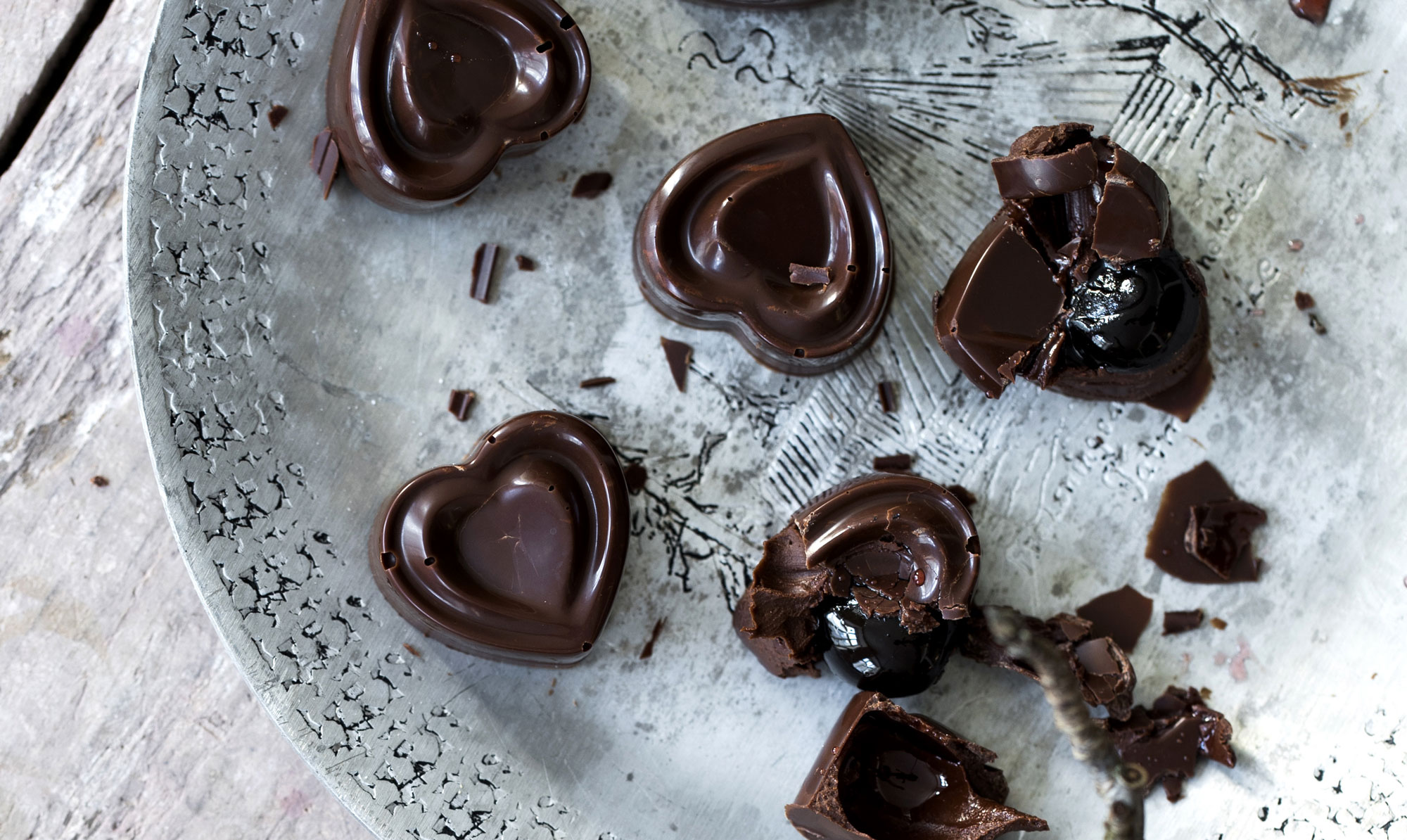 Lækre og nemme fyldte chokolader med kirsebær. Fyldte chokolader med kirsebær
