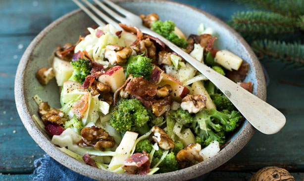 Lækker og frisk kålsalat. Kålsalat med sprød bacon, valnødder og æble