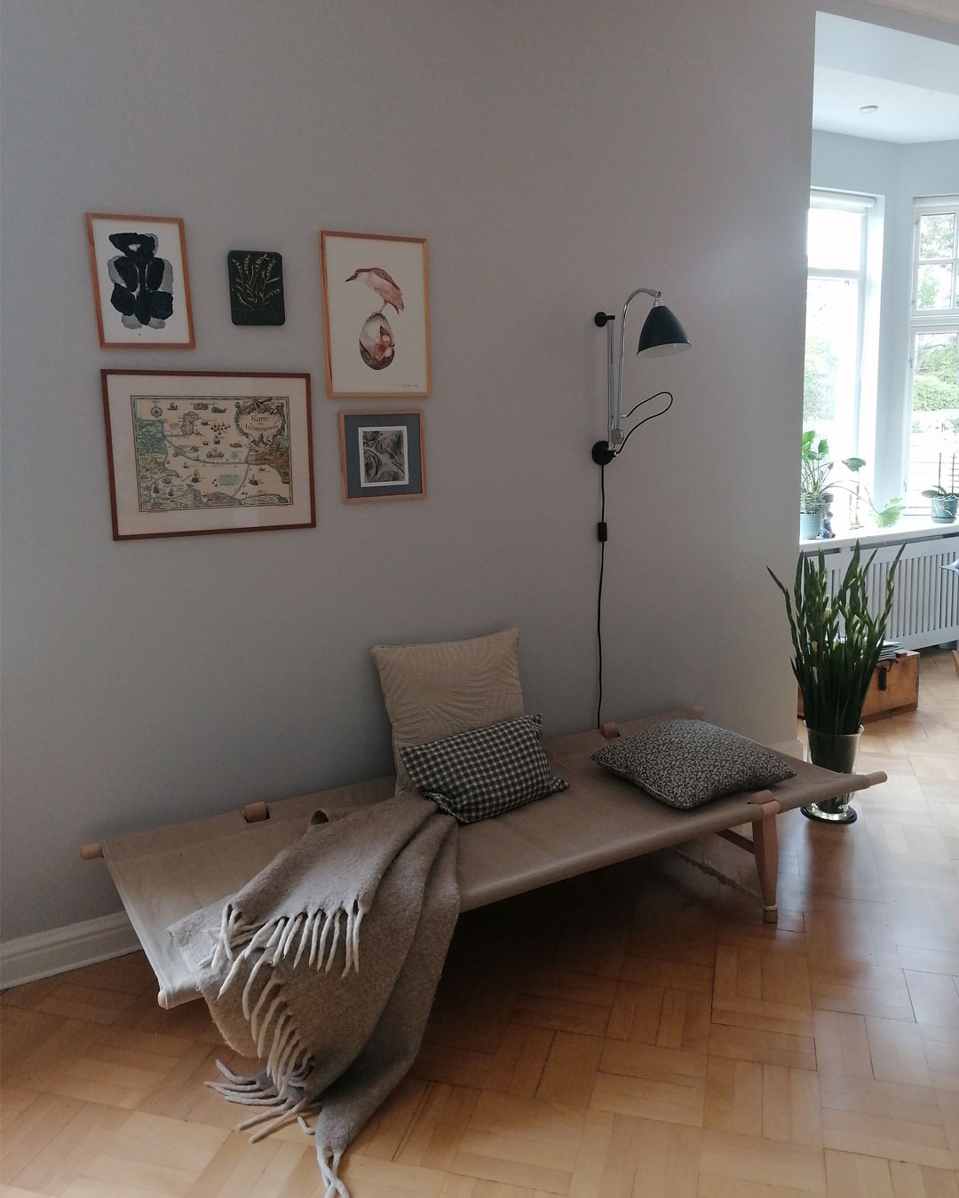 Over savbriksen fra Skovshoved Møbelfabrik hænger kunst fra Rikke Jacobsen, Soft Hunter, Weiss Andersen og Ting_el_tangel.