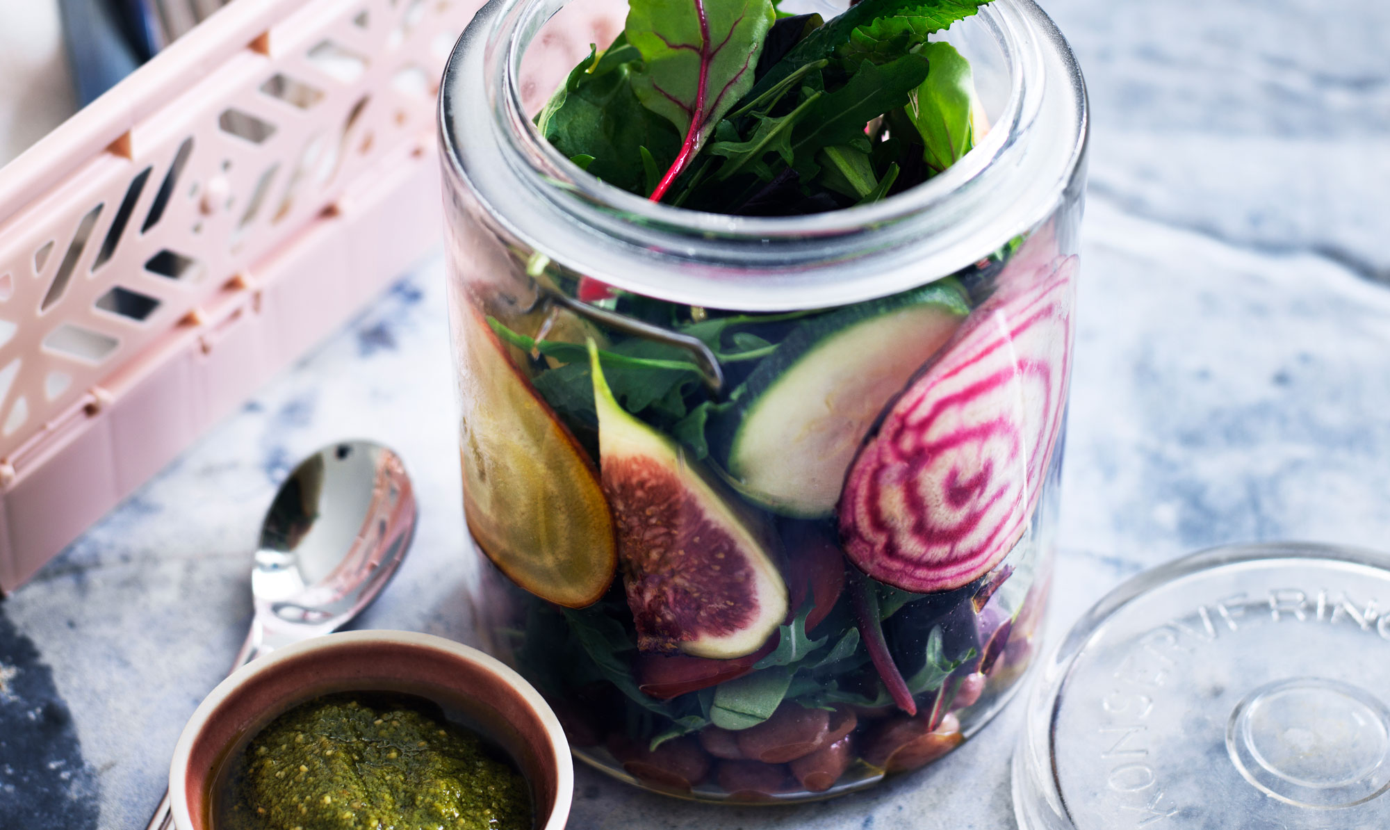 Skøn salat der er nem at tage med. Salat med rødbeder, bønner, figner og pesto
