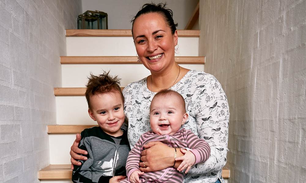 Når du har født, så NYD det lillebitte kærlighedsvæsen, også selvom det kan være svært, når man får minus søvn, siger Julie Berthelsen. Julie Berthelsen