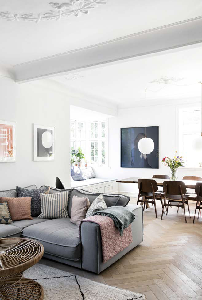 Sildebensparketten er lavet i oversize planker fra Trækompagniet, som giver det klassiske udtryk moderne kant. Sofaen er fra