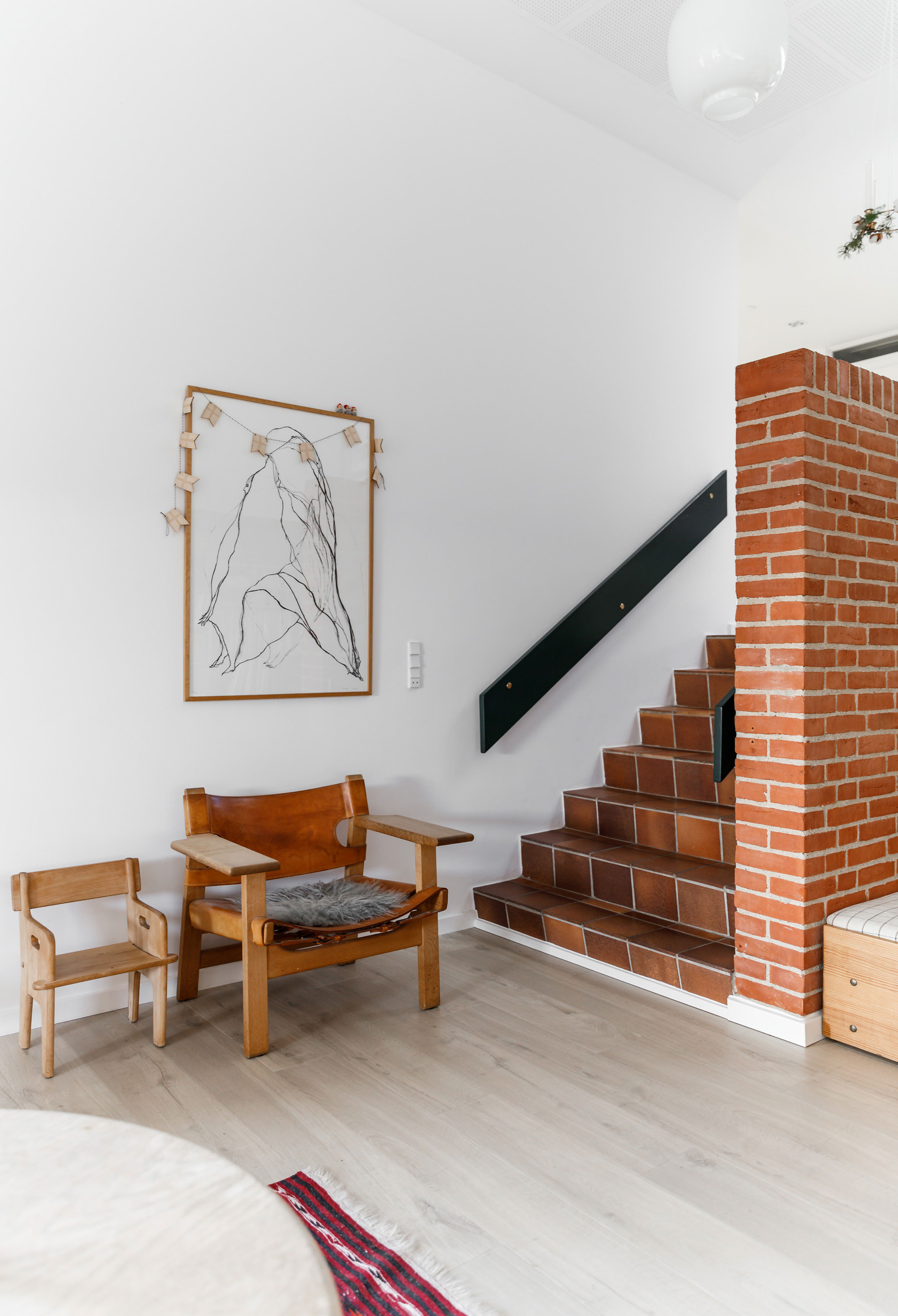 Selvom Ida og Mads indretter med dyre klassikere er ingen af møblerne for fine til leg og brug. Faktisk er de spanske stole datteren Pennys foretrukne klatrestativer.