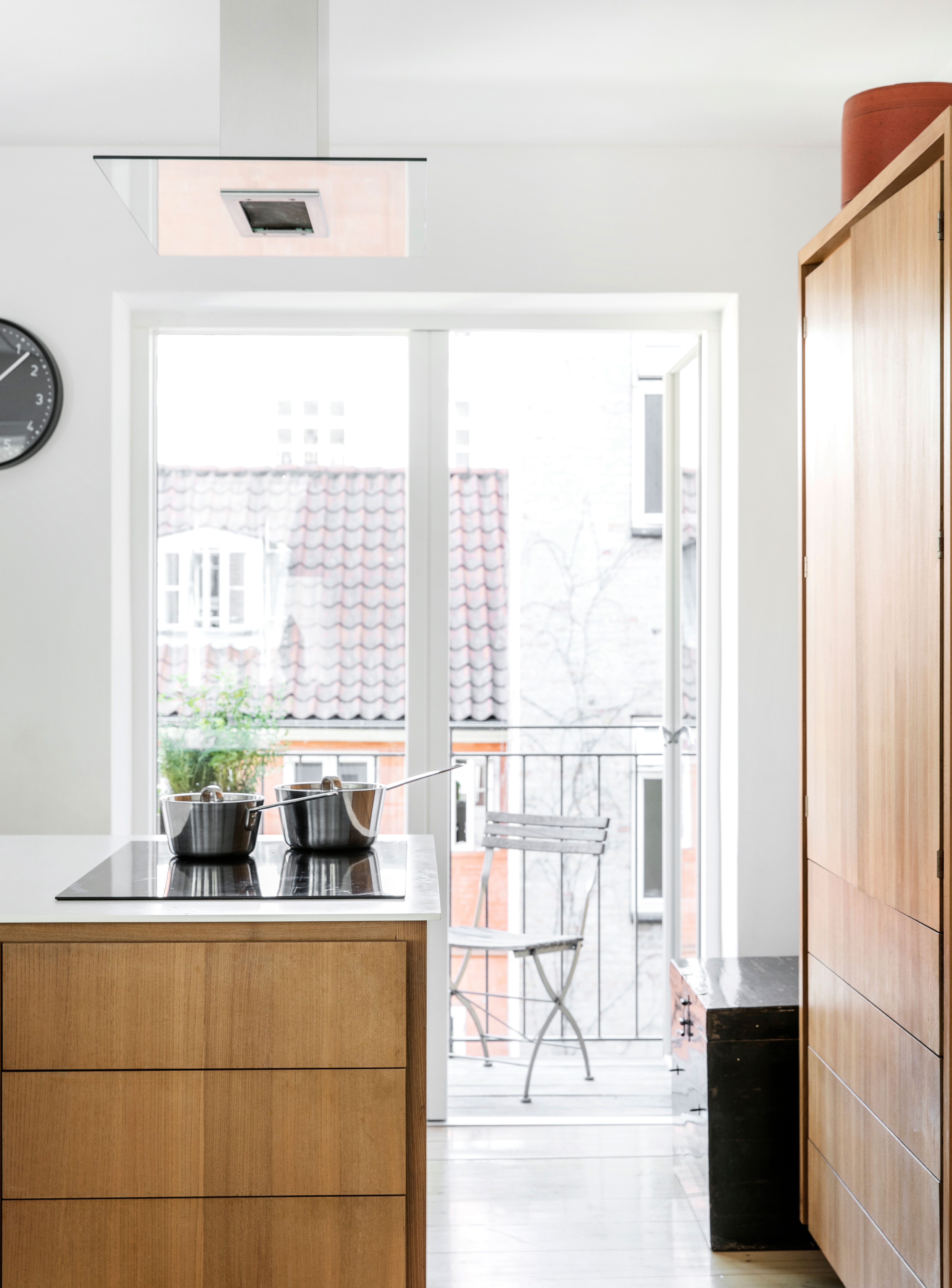 På både første og anden etage er der udgang til en skøn altan ud til en grøn gård med udsigt til de omkring- liggende gamle huse.