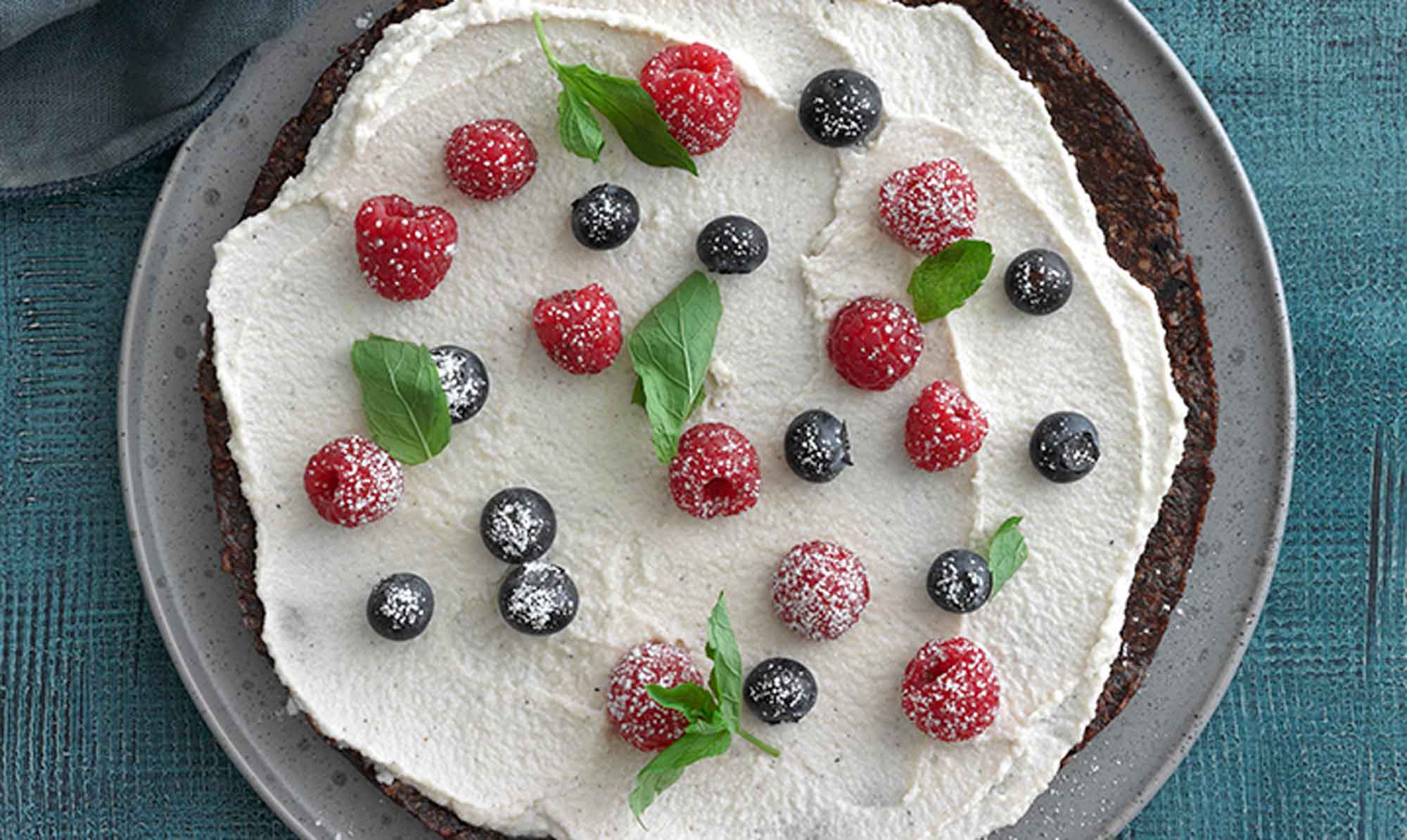 Lækker, nem og vegansk raw-cake med kokos & cashewnødder. Vegansk raw-cake med kokos og cashew