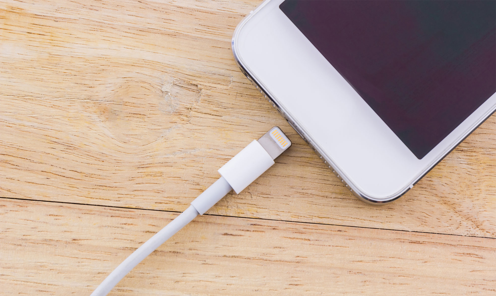 Bruger opladeren meget strøm, hvis den sidder i stikket uden mobilen? Få svaret her. Kvinde ved åbent vindue