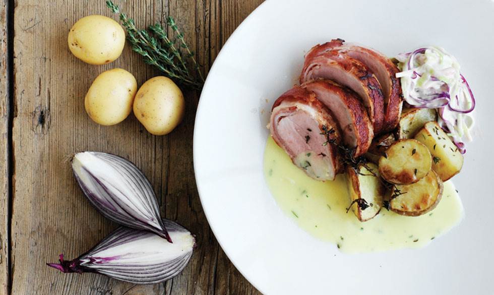 Baconindpakket svinefilet med æbleslaw og ovnstegte kartofler med bearnaisesauce. Baconindpakket svinefilet med æbleslaw og ovnstegte kartofler med bearnaisesauce
