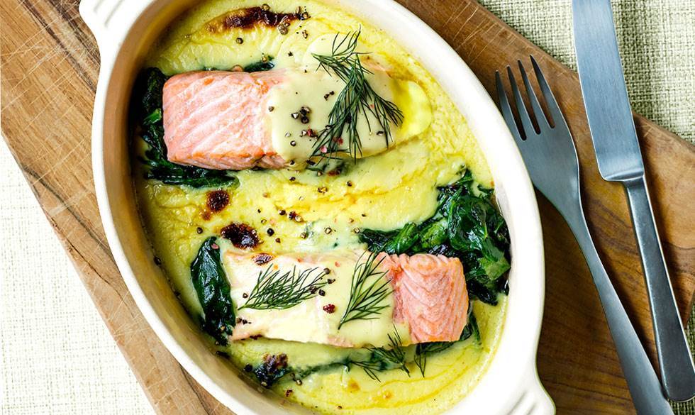 Hollandaise-gratineret laks med spinat. Hollandaise-gratineret laks med spinat