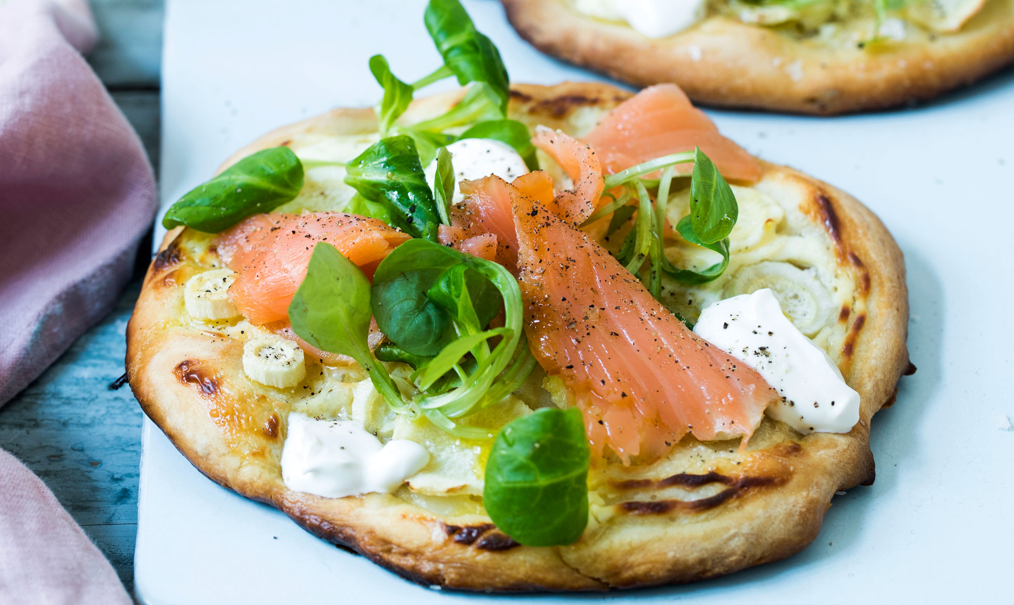 Skøn pizza med laks. Pizza med persillerod og laks