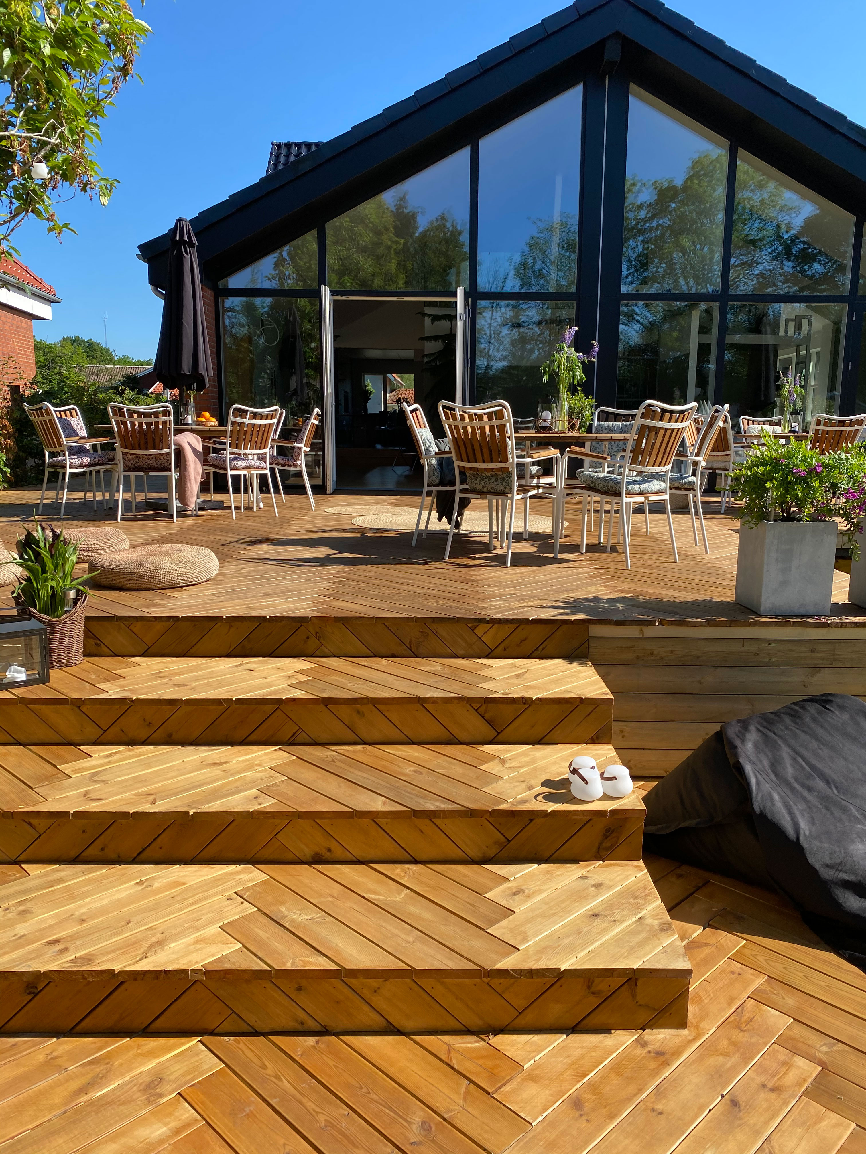 Line og Dan's drøm var at få en vild flot og unik terrasse. Terrassen er ca. 130 m2.