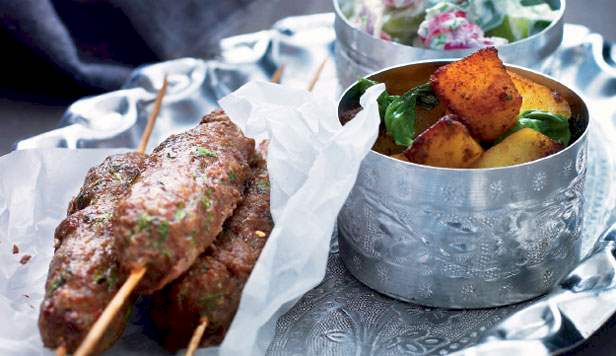 Lammekebab med spinat-kartofler Opskrift på lammekebab og spinat-kartofler