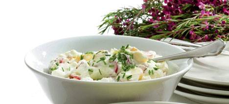 Kartoffelsalat med rygeostedresing