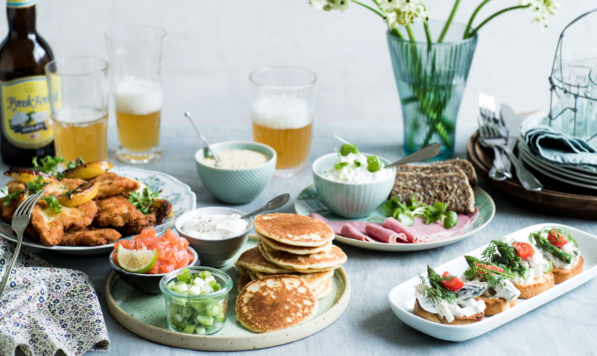 Prøv disse lækre opskrifter og lav en skøn pinsefrokost... Klassisk pinsefrokost med nye favoritter