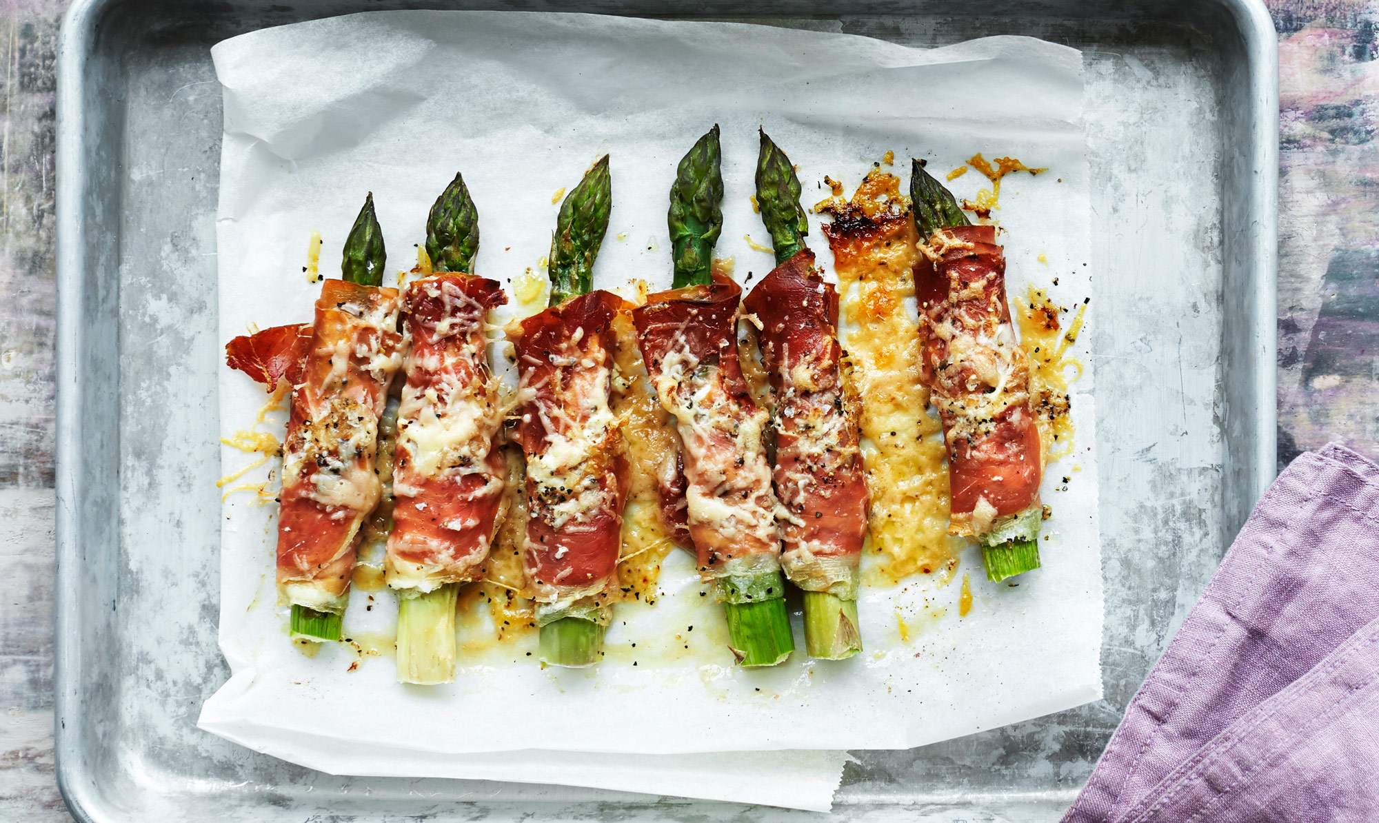 Skøn som enten snack eller tilbehør. Asparges med ricotta og parmaskinke