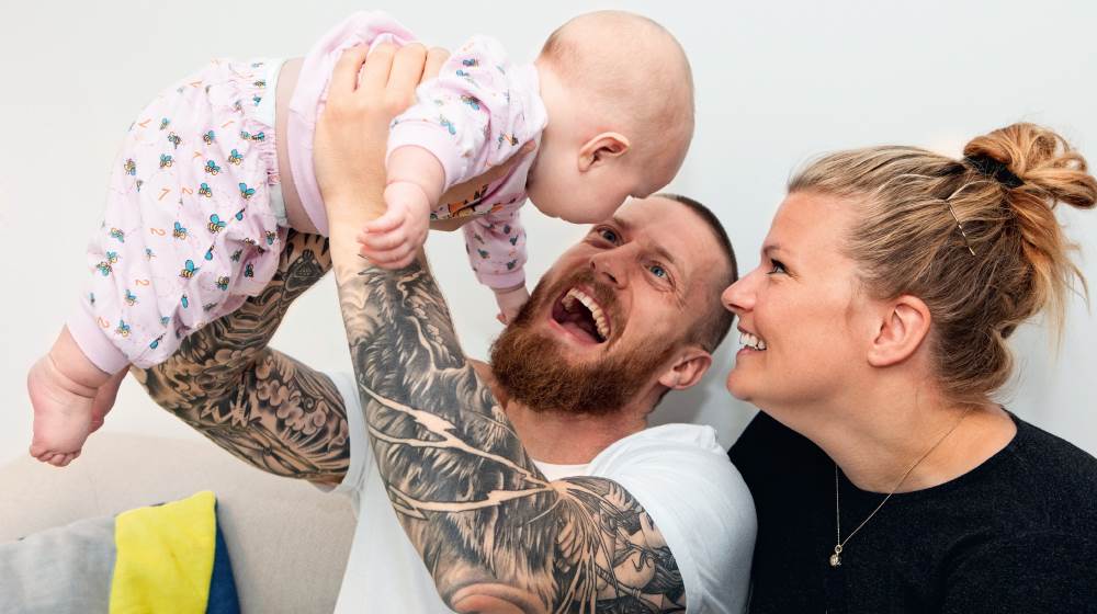 Selv om Lasse egentlig ikke var interesseret i et fast forhold, kunne han ikke modstå Charlotte. Heller ikke da hun blev gravid og tog 30 kilo på. Nyforelskede og forældre