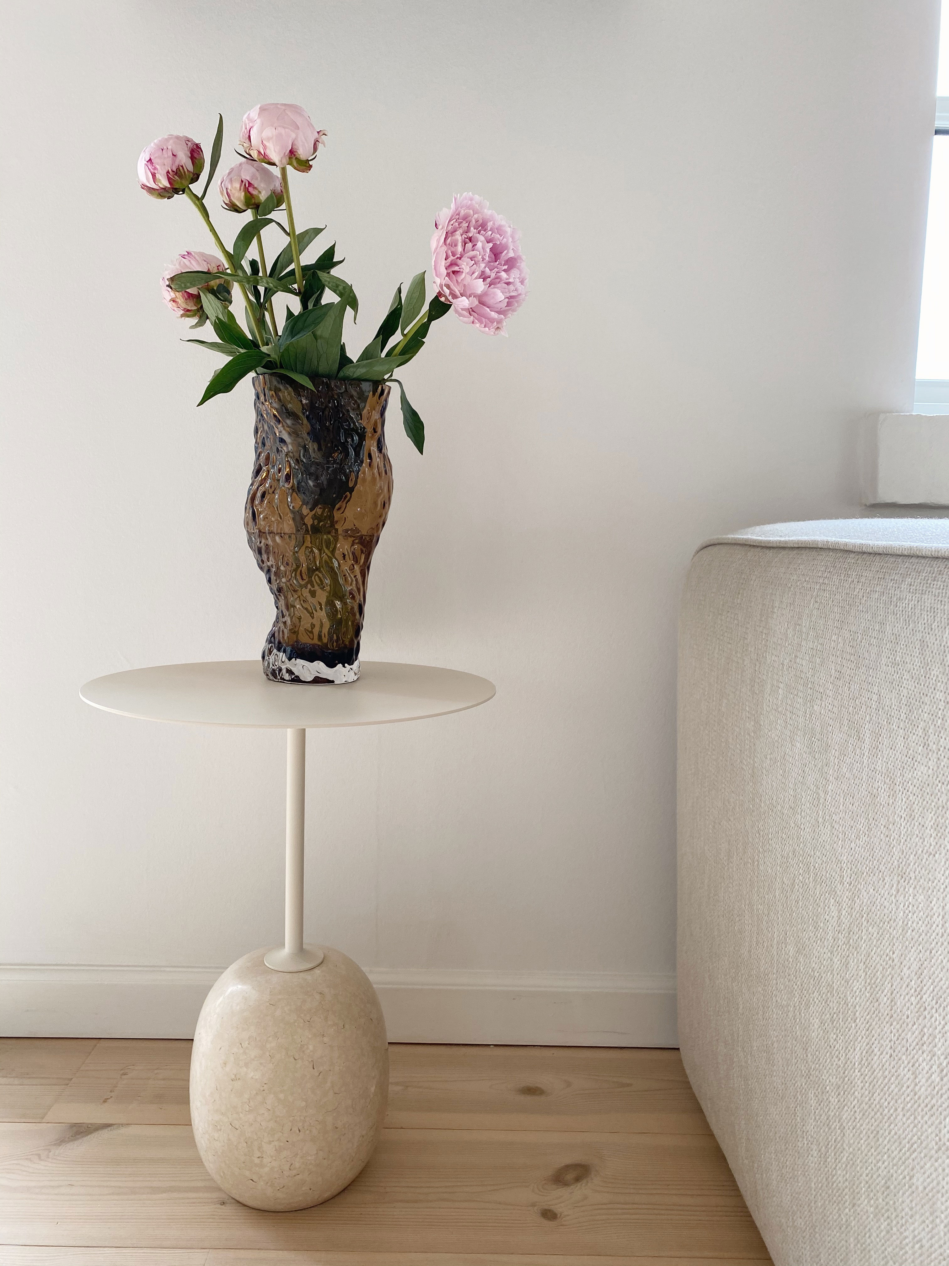 Det smukke og simple sidebord i marmor er fra andtradition. Vase fra Hein Studio.