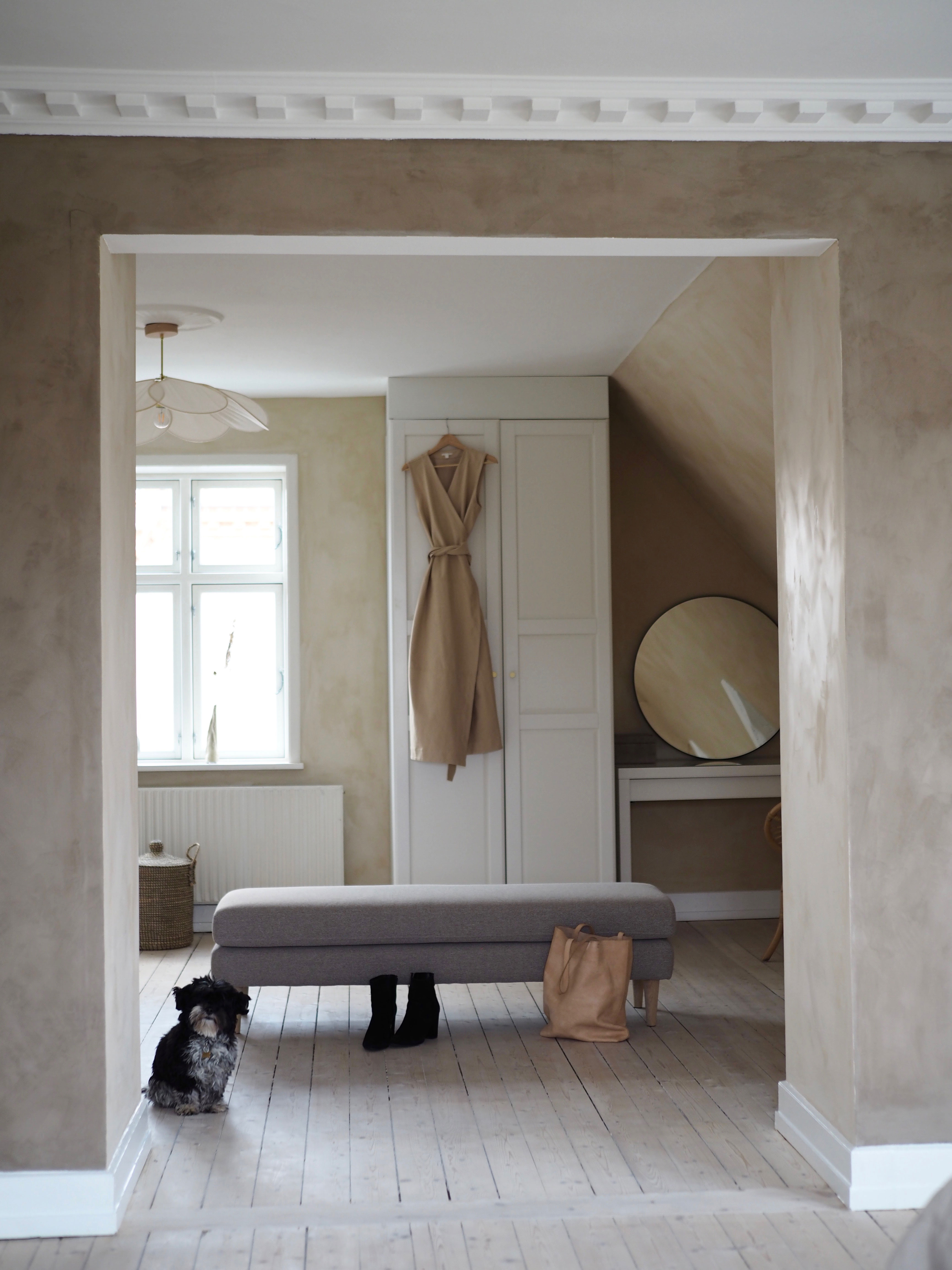 I deres walk-inn closet står Astha-bænken fra Sofa Company.