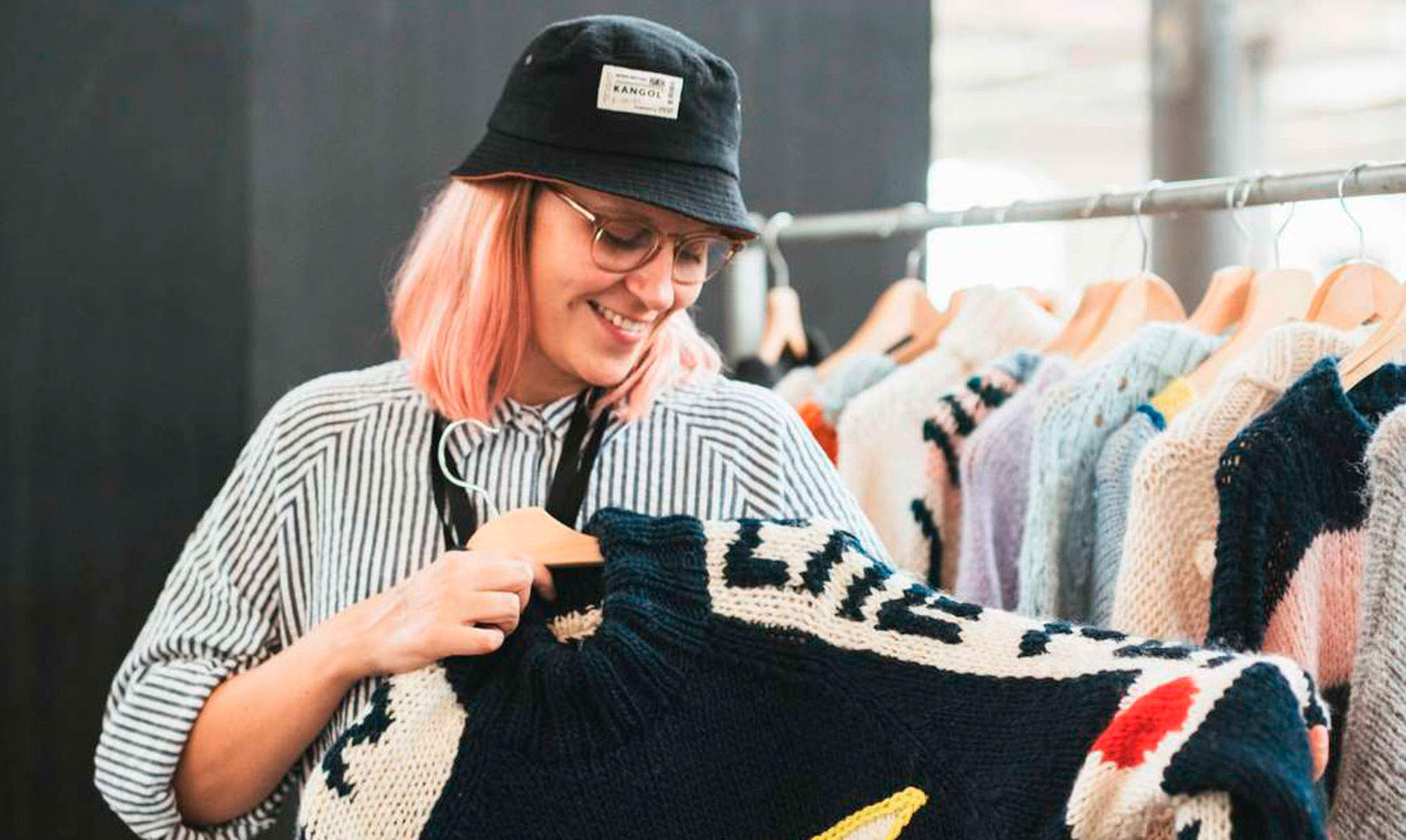 Laura Dalgaard er nyuddannet designer med speciale i strik som beklædning, og hun elsker at lege med vores forventninger til både former og farver. Laura Dalgaard