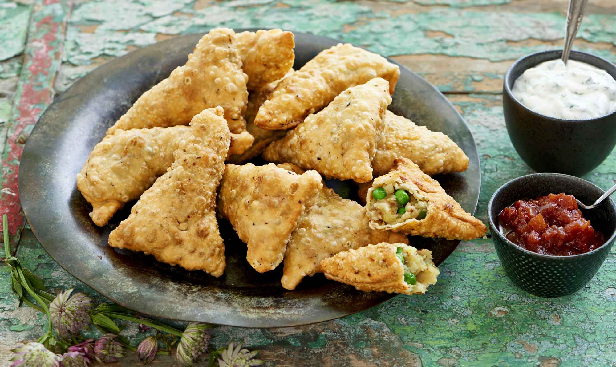 Lækre og sprøde indiske samosas er en skøn snack eller forret. samosa opskrift