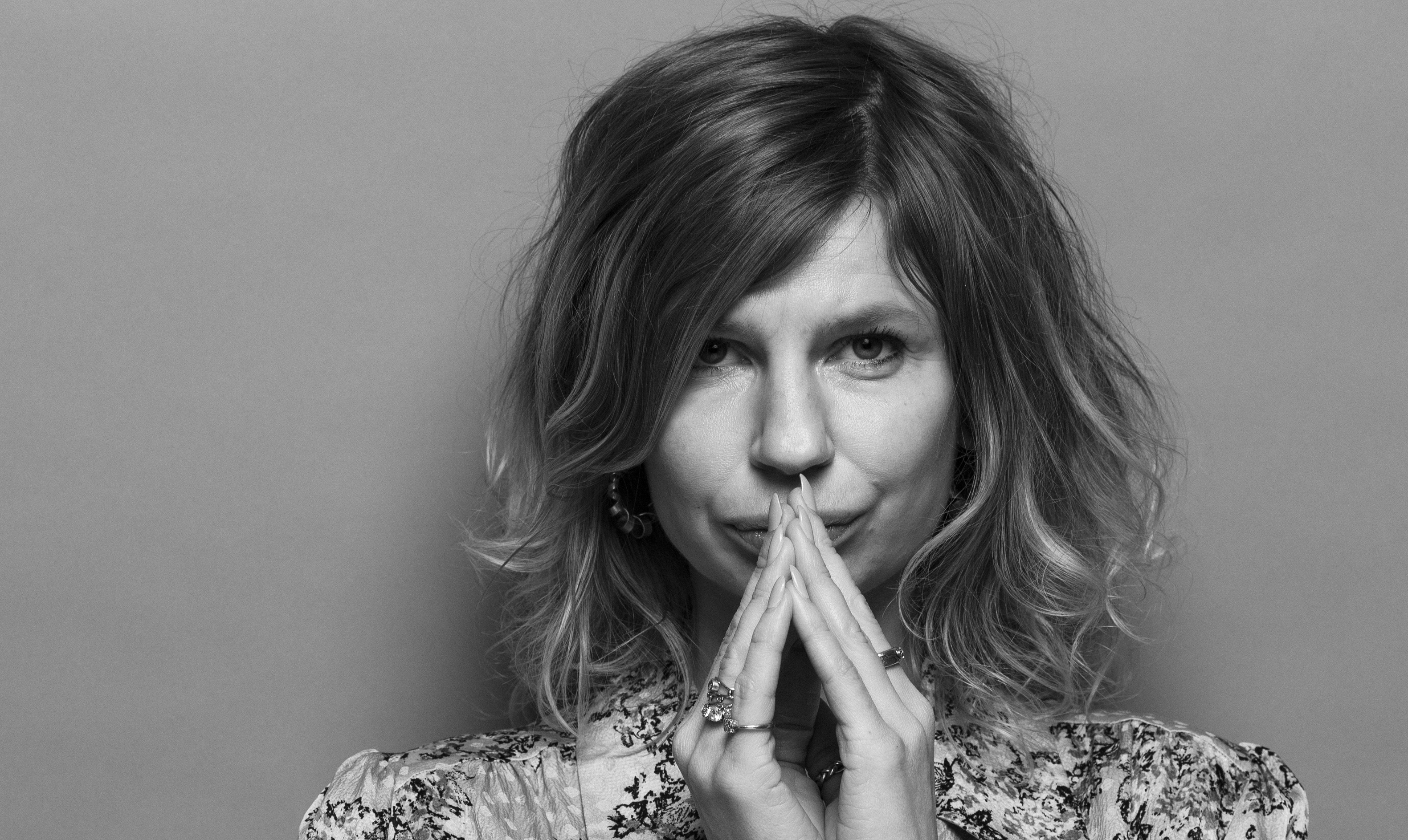 ”Jeg rammes oftere og oftere af en næsten euforisk stemning af JOmo (Joy Of Missing Out), når jeg hører om en fest, jeg ikke er blevet inviteret til, et arrangement forbeholdt VIP’s eller en koncert, der er blevet aflyst,” lyder det fra Sine Gerstenberg. Sine Gerstenberg