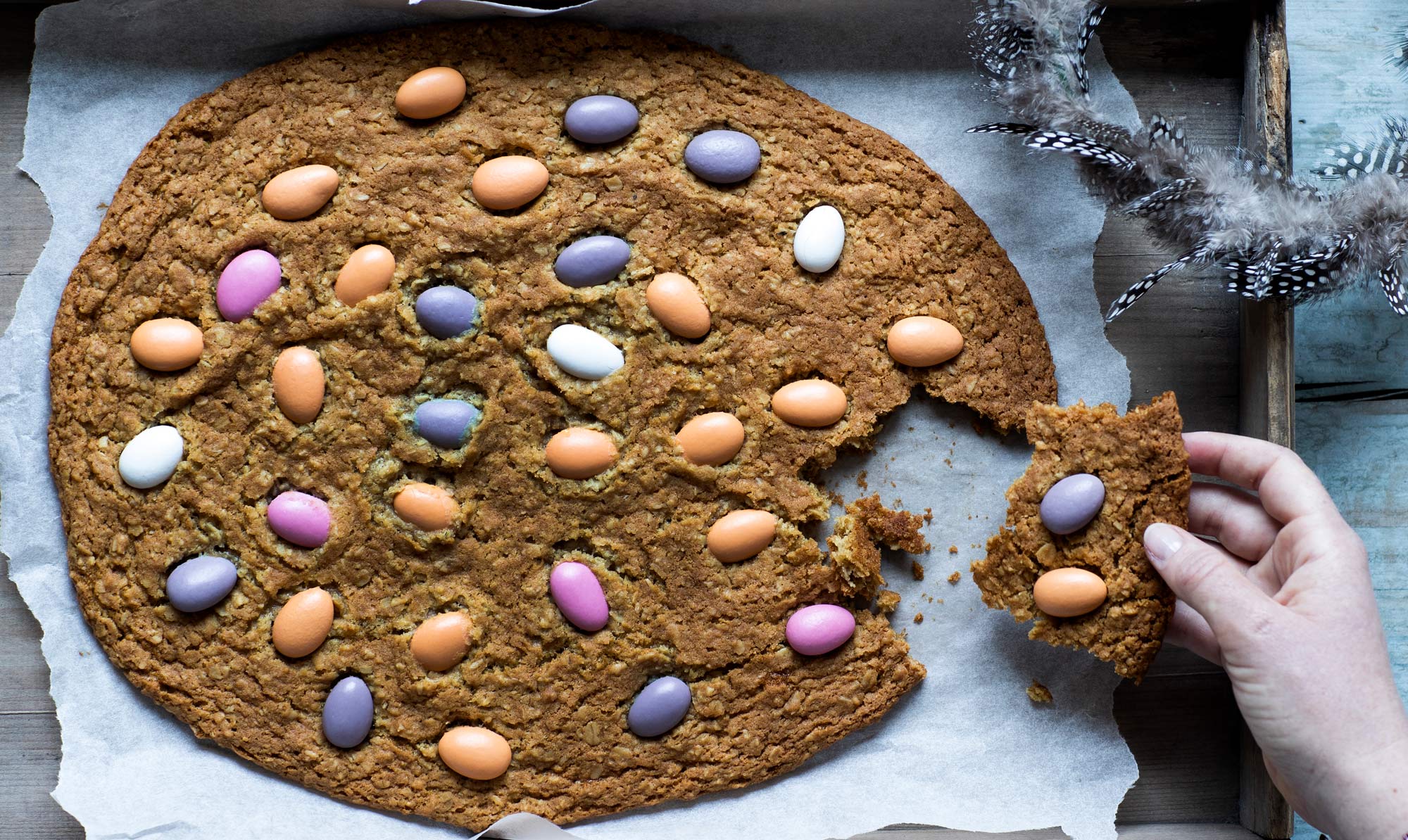 Bag en kæmpe cookie formet som et påskeæg. Stor cookie med påskeæg
