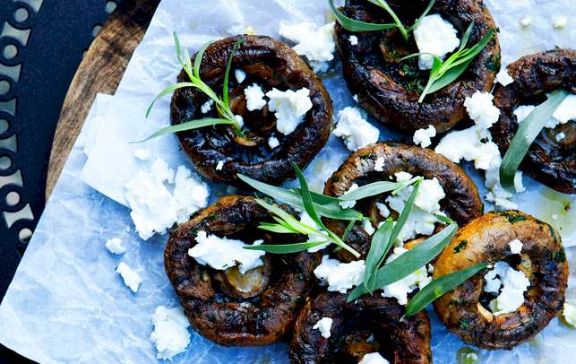 Grillede, marinerede svampe med gedeost Opskrift på grillede, marinerede svampe med gedeost