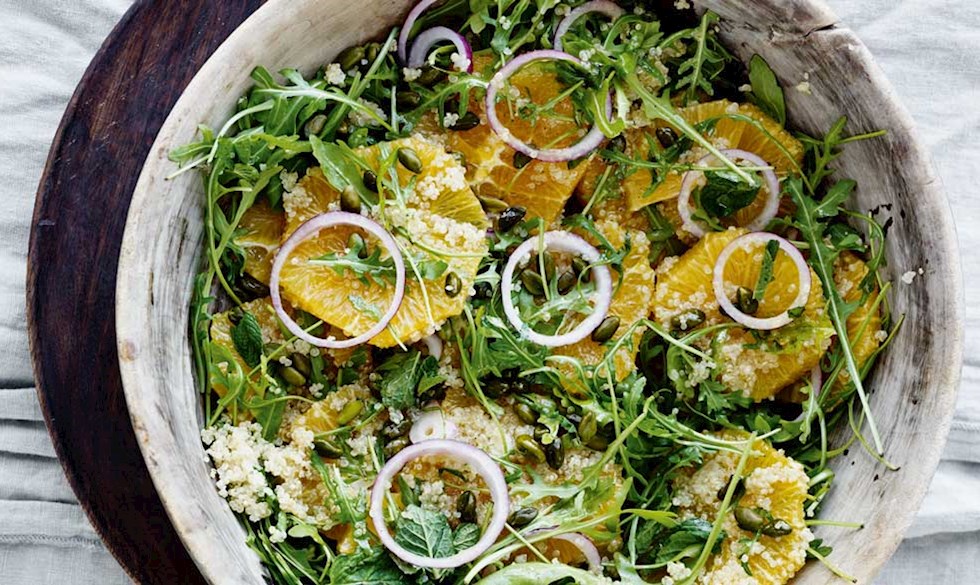 En dejlig anderledes appelsinsalat med den skønneste dressing. Appelsinsalat med quinoa