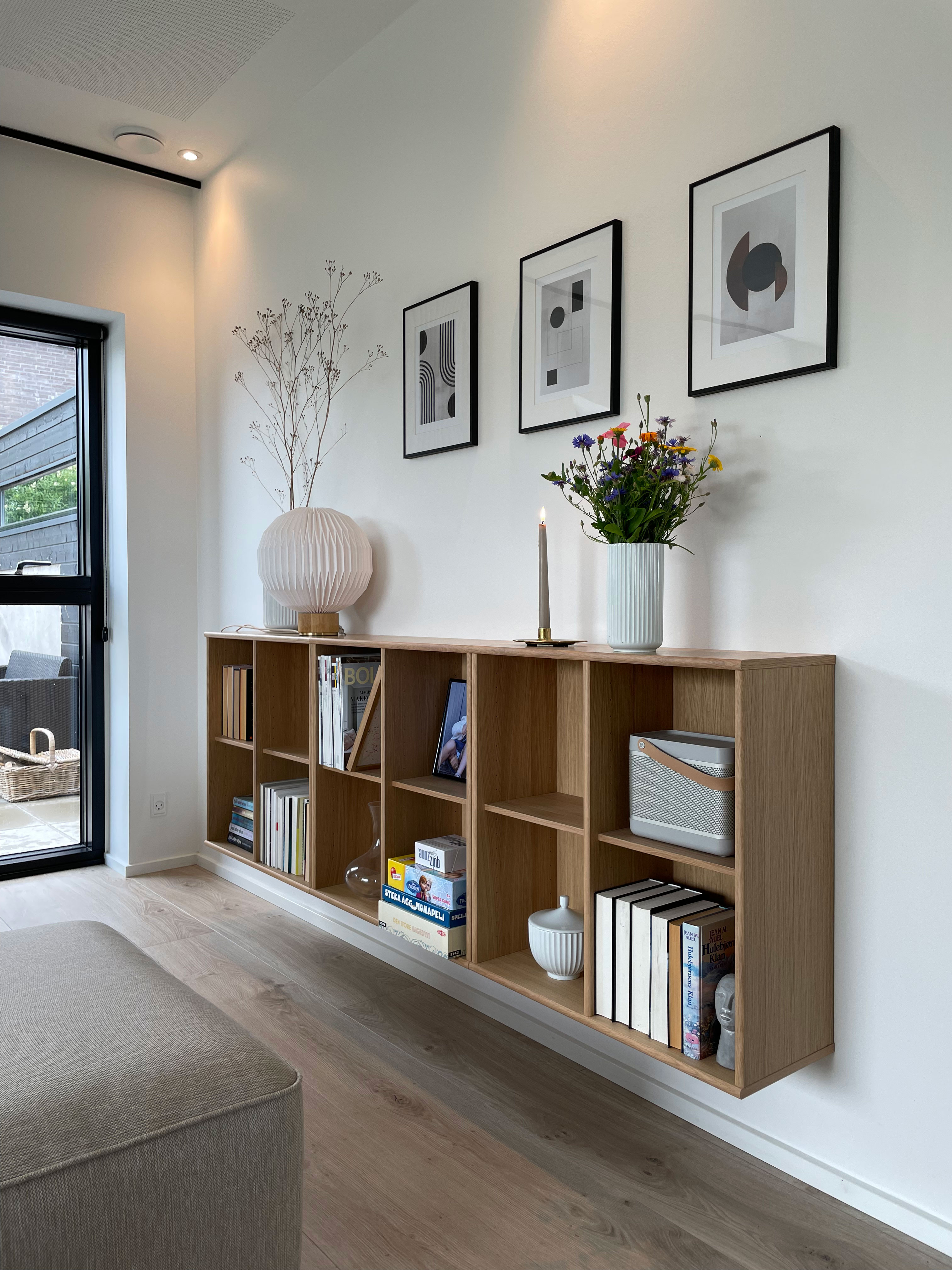 Reol fra Mistral Furniture og lampe fra Le Klint.