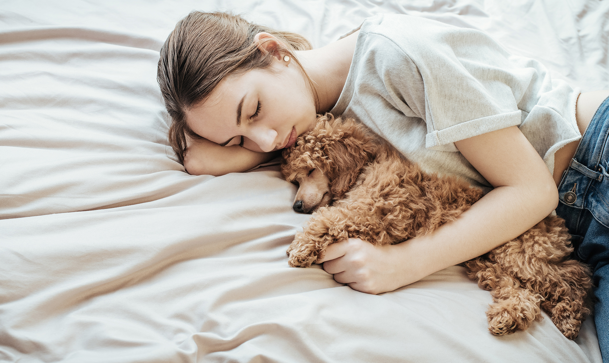 Zzzzz, der er mange af gode grunde til at sove med Fido ved sin side. Kvinder sover bedst ved siden af en hund