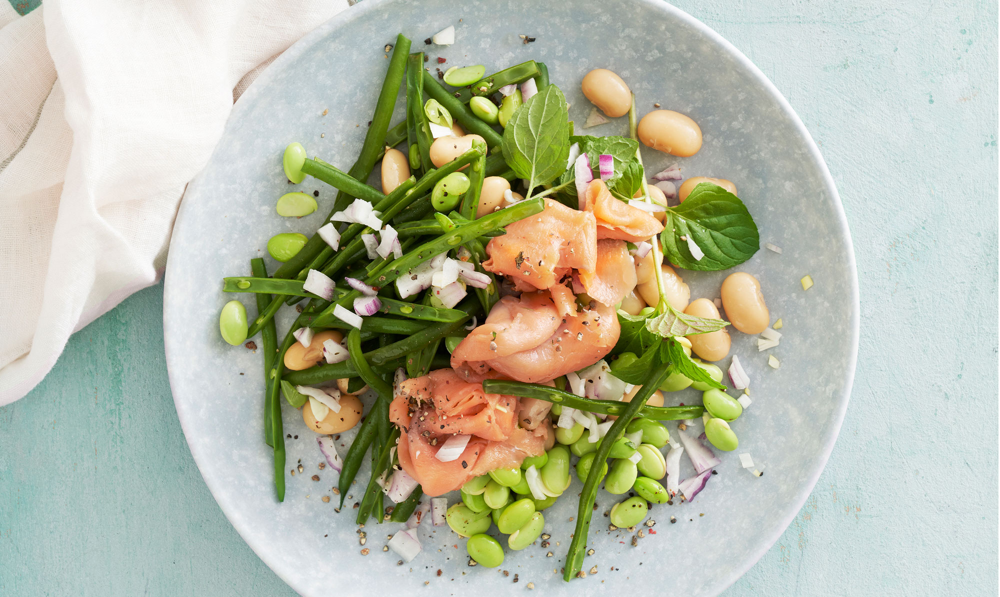 Nem aftensmad med røget ørred og lækker salat. Røget ørred med bønnesalat og mynteyoghurt