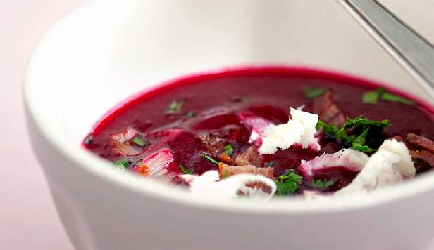 Rødbedesuppe med bacon og peberrod Opskrift på rødbedesuppe med bacon og peberrod