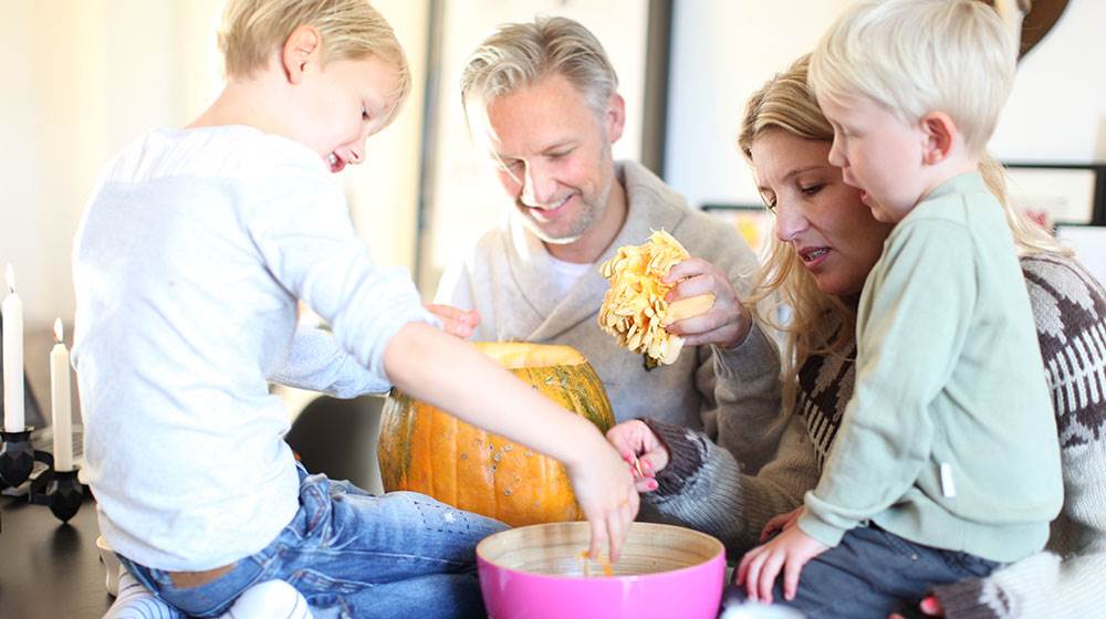 Forældre i dag skal både passe job, familie, udseende, parforhold hobbyer og give nærvær og opmærksomhed. Gisp! "Moderne forældre har rigtig, rigtig mange bolde i luften"