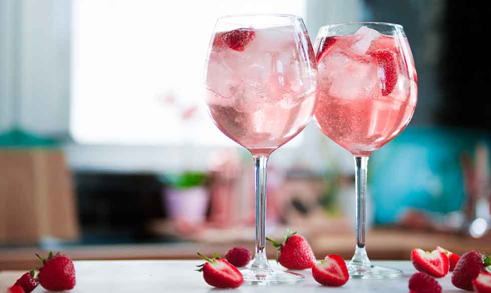 Gordons Premium Pink Gin smagsnoter er sammensat af både jordbær, hindbær og ribs for at opnå en perfekt balance i smagen mellem det søde og sure. Gin og tonic pink