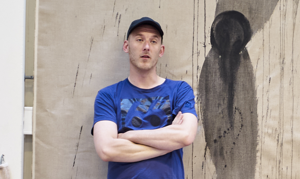 Frederik Næblerød maler på en energi, som han føler i øjeblikket og er nødt til at gøre maleriet færdigt. Det kan ikke vente til i morgen. Kunstner Frederik Næblerød