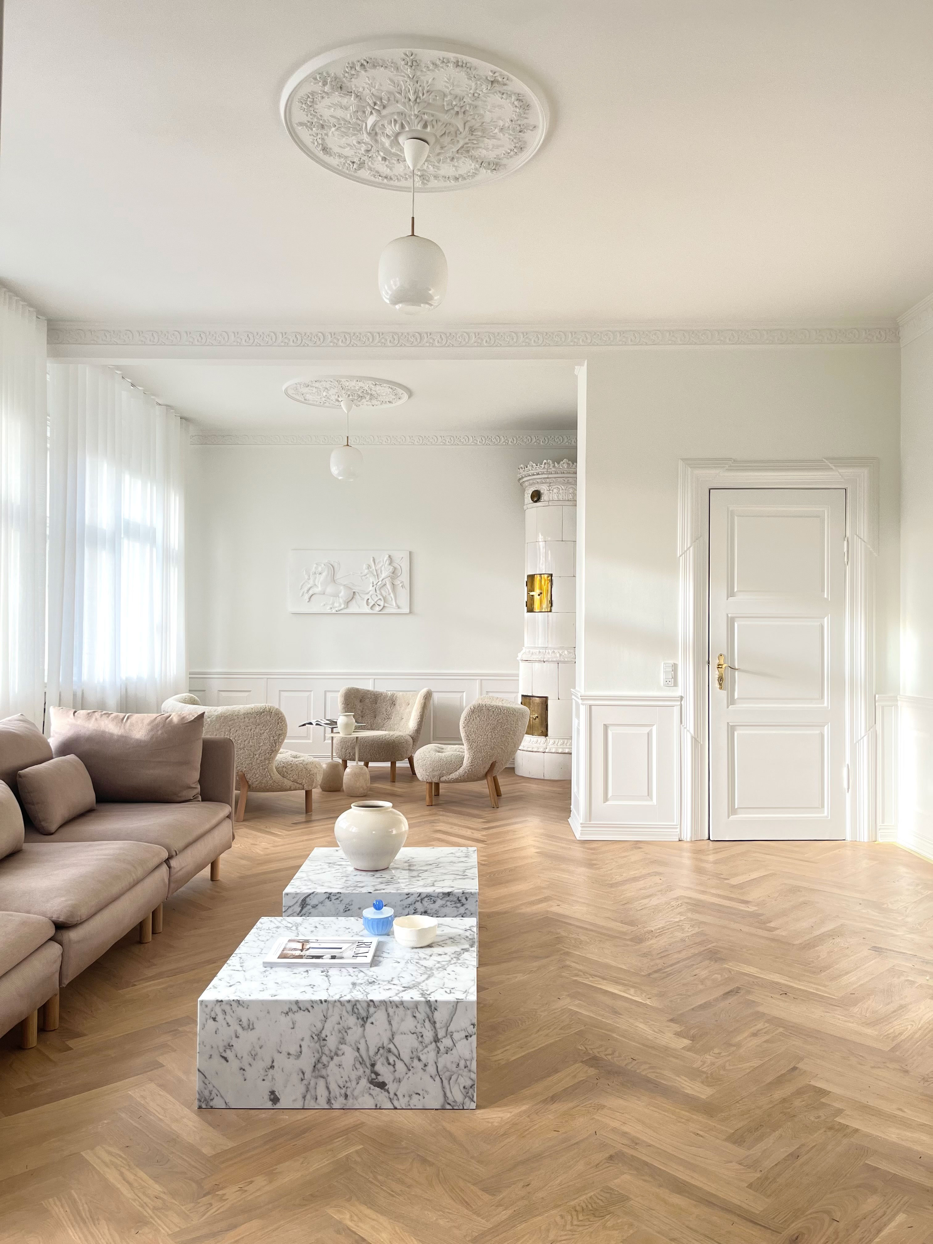 Sofasættet i baggrunden er Lille Petra fra &Tradition..